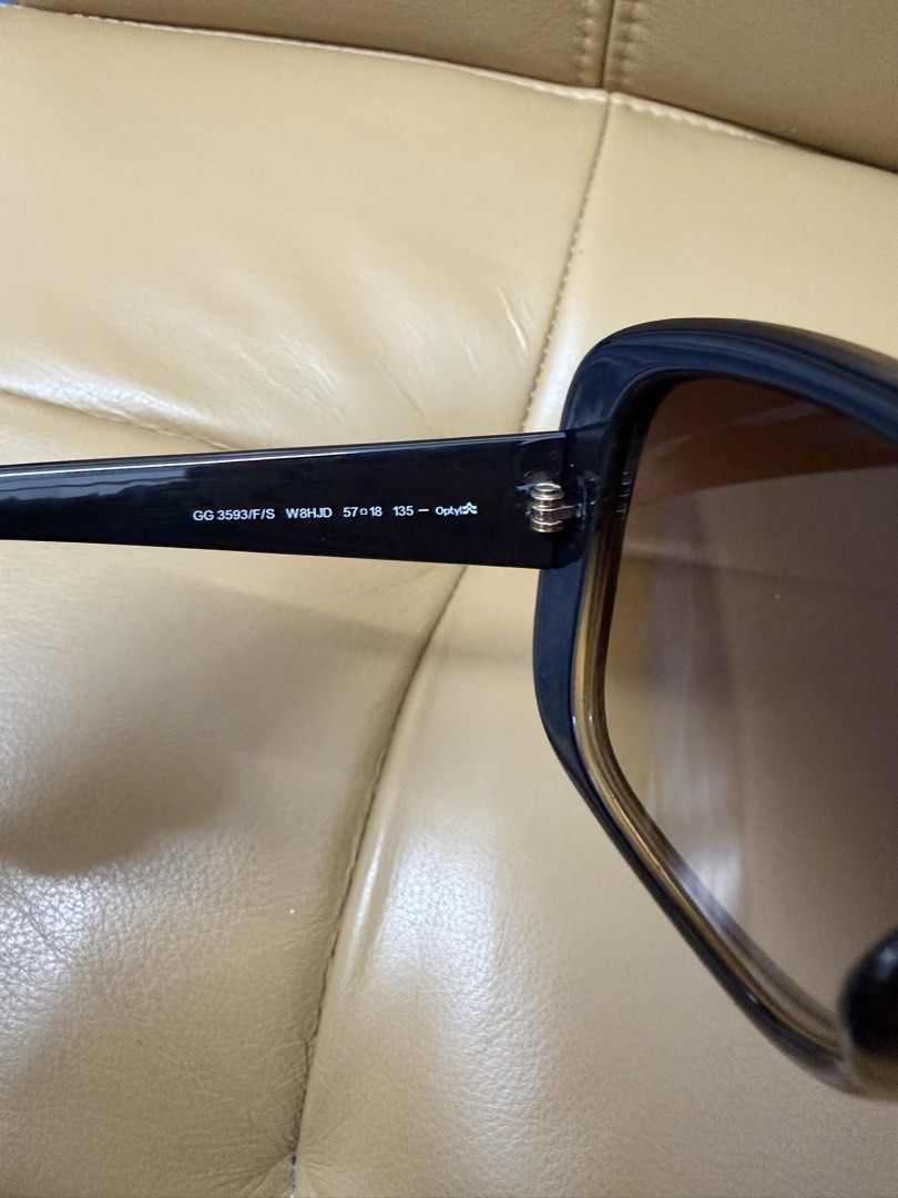Sunglasses （分類：眼鏡）位於 Hong Kong。 由 a666798 提交（商品編號 1457980708，圖片 4）。簡介： 好少用 好新淨，長期擺喺個盒度。
