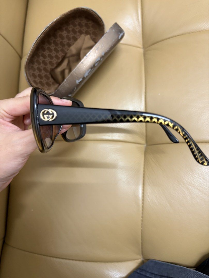 Sunglasses （分類：眼鏡）位於 Hong Kong。 由 a666798 提交（商品編號 1457980708，圖片 3）。簡介： 好少用 好新淨，長期擺喺個盒度。