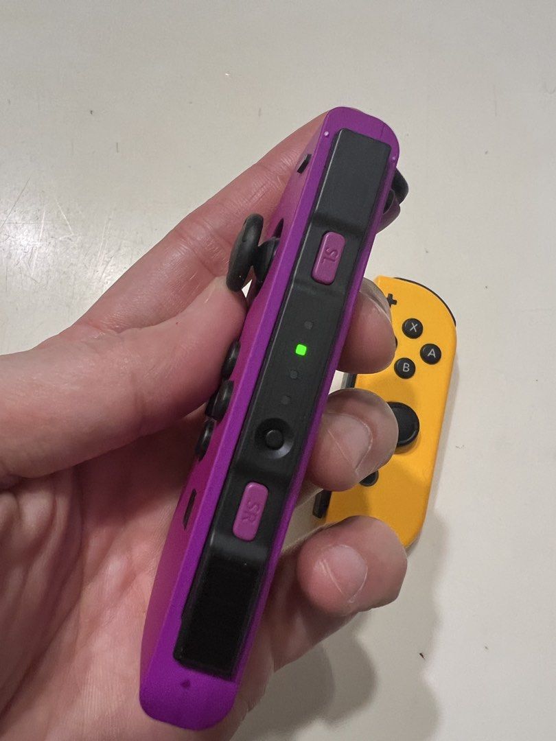 Switch controllers (Category: Controllers) located in Shah Alam. Submitted by alexljh (Listing ID 1457909873, Image 2). Description: Used it 2 times and want to let go as it’s under used and no drifting issue..