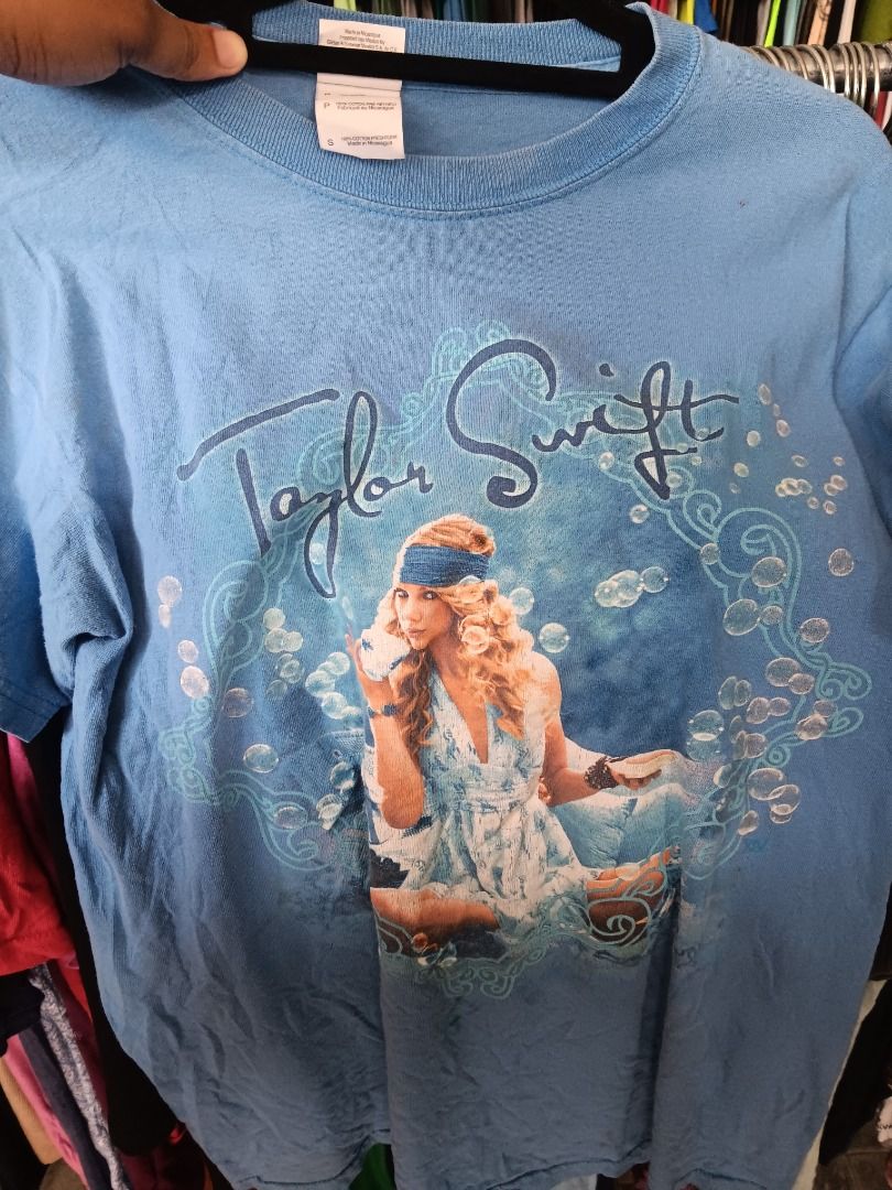 Taylor swift vintage tshirt, size S (Category: Tshirts & Polo Shirts ) located in Caloocan City. Submitted by youngbear.aafada (Listing ID 1457924112, Image 1). Description: .