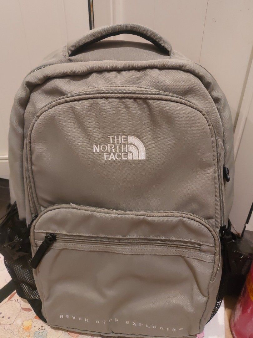 The North Face 背包 （分類：背包）位於 Hong Kong。 由 kaki__po 提交（商品編號 1458017625，圖片 1）。簡介： The North Face 灰色背包，前面有拉鍊袋同埋一個較細嘅拉鍊袋。側面有網袋位。袋身有 The North Face 標誌同埋 'NEVER STOP EXPLORING' 字樣。容量唔錯，適合返學或者出街用。 買返黎 未用過 。