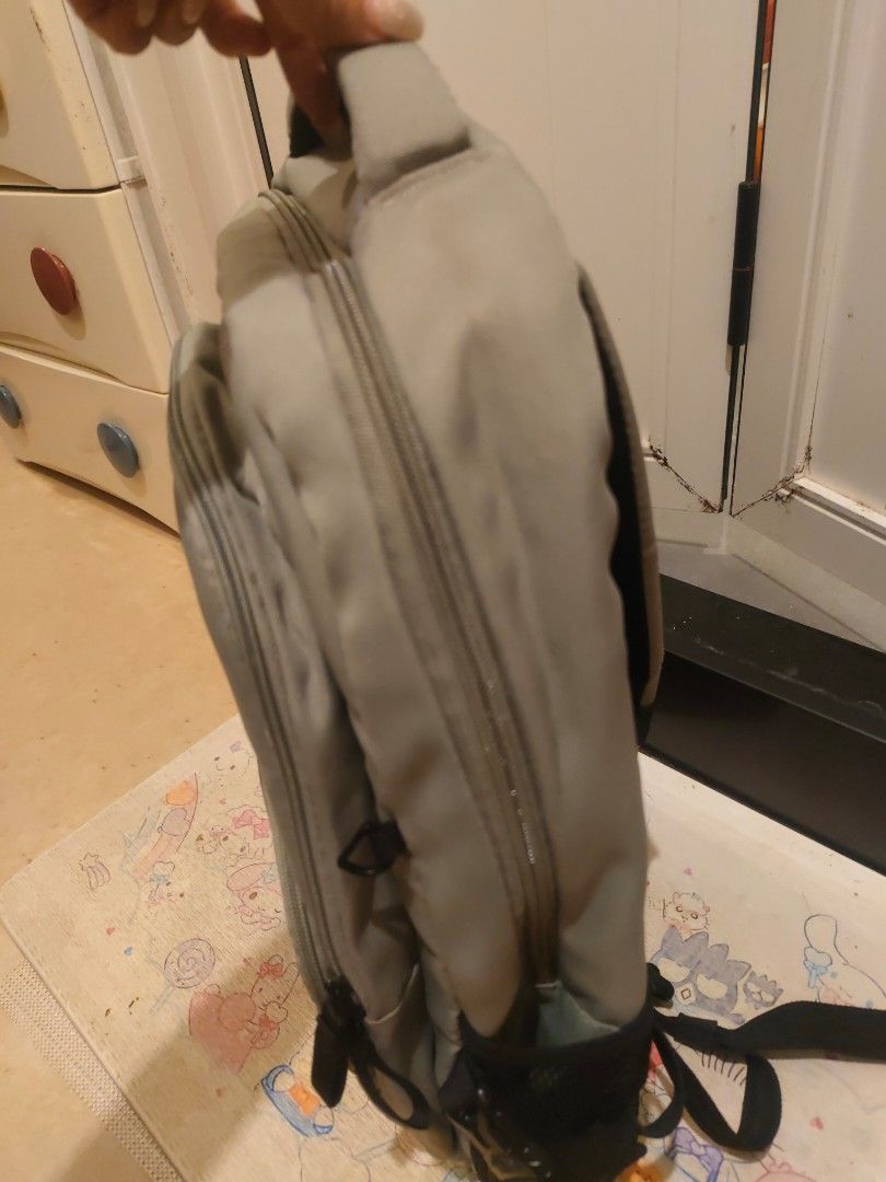 The North Face 背包 （分類：背包）位於 Hong Kong。 由 kaki__po 提交（商品編號 1458017625，圖片 2）。簡介： The North Face 灰色背包，前面有拉鍊袋同埋一個較細嘅拉鍊袋。側面有網袋位。袋身有 The North Face 標誌同埋 'NEVER STOP EXPLORING' 字樣。容量唔錯，適合返學或者出街用。 買返黎 未用過 。