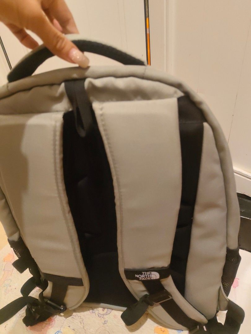 The North Face 背包 （分類：背包）位於 Hong Kong。 由 kaki__po 提交（商品編號 1458017625，圖片 3）。簡介： The North Face 灰色背包，前面有拉鍊袋同埋一個較細嘅拉鍊袋。側面有網袋位。袋身有 The North Face 標誌同埋 'NEVER STOP EXPLORING' 字樣。容量唔錯，適合返學或者出街用。 買返黎 未用過 。