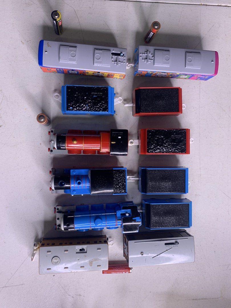 Thomas and Friends - Motorized 2 (Category: Vehicle & Diecast Models) located in Carmona. Submitted by bihira (Listing ID 1458027259, Image 2). Description: Thomas and Friends - Motorized 2 - WYSIWYG - As is / signa of use - All motorized trains are tested / working .