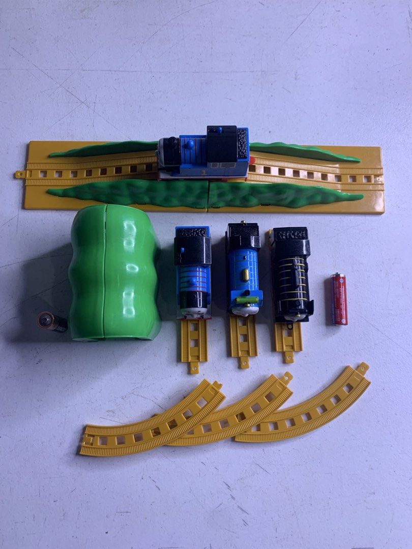 Thomas Mini - Trains and tracks (Category: Vehicle & Diecast Models) located in Carmona. Submitted by bihira (Listing ID 1458027844, Image 2). Description: Thomas Mini - Trains and tracks - WYSIWYG - As is condition / used - Battery operated train is working (1pc) - Good for display, train tracks are i complete.