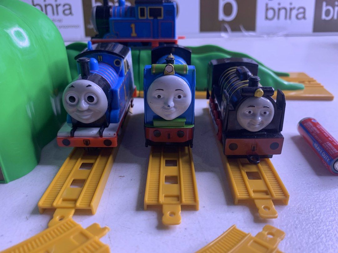 Thomas Mini - Trains and tracks (Category: Vehicle & Diecast Models) located in Carmona. Submitted by bihira (Listing ID 1458027844, Image 3). Description: Thomas Mini - Trains and tracks - WYSIWYG - As is condition / used - Battery operated train is working (1pc) - Good for display, train tracks are i complete.