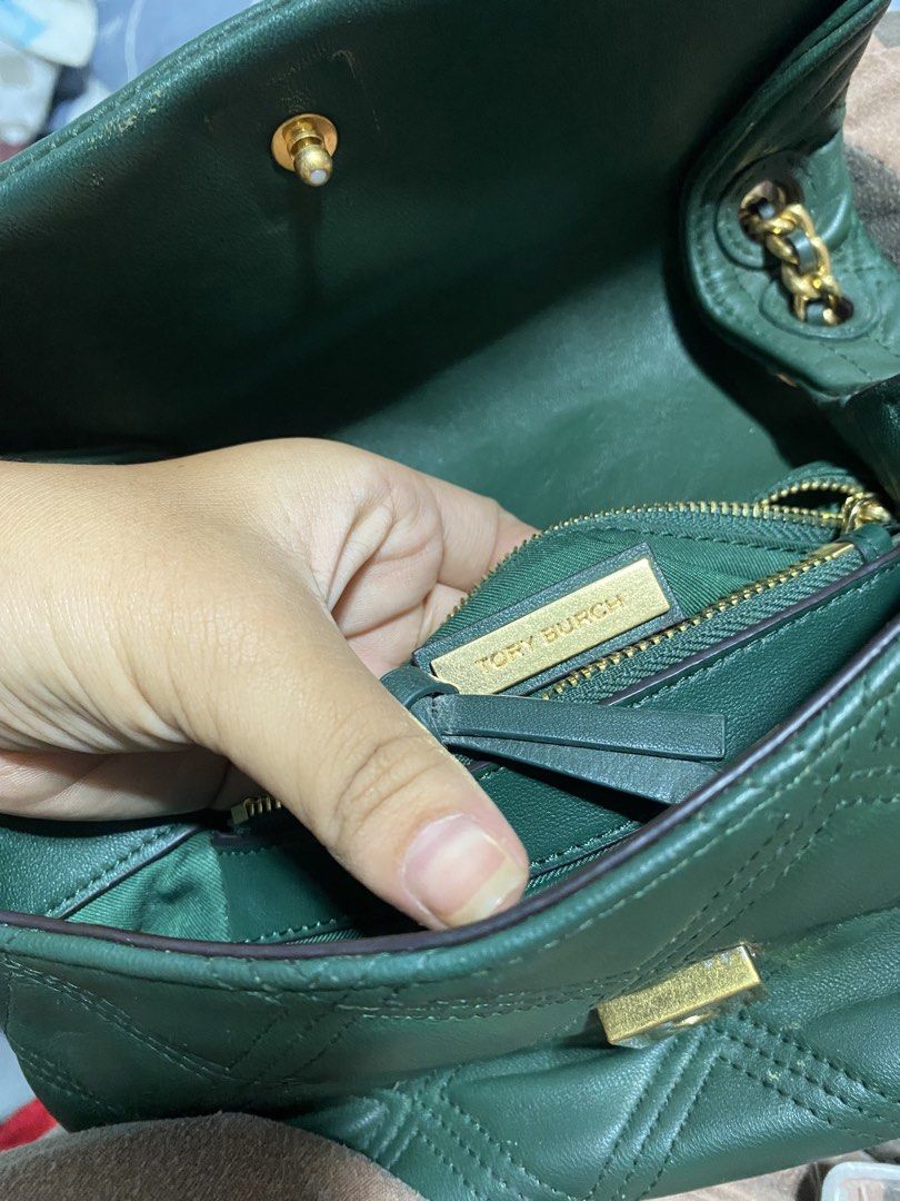 Tory Burch Fleming Soft Convertible Shoulder Bag (Category: Luxury Bags & Wallets) located in Davao. Submitted by goldenstone_0be9b3 (Listing ID 1458040799, Image 3). Description: Tory Burch Fleming Soft Convertible Shouder Bag -Dark/emerald green shade -Navy Blue maganda pa po ito swear may mga unting gasgas lang po super ganda pa po ng loob, at malinis din. .