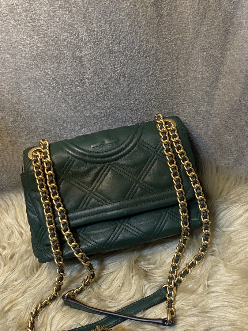 Tory Burch Fleming Soft Convertible Shoulder Bag (Category: Luxury Bags & Wallets) located in Davao. Submitted by goldenstone_0be9b3 (Listing ID 1458040799, Image 2). Description: Tory Burch Fleming Soft Convertible Shouder Bag -Dark/emerald green shade -Navy Blue maganda pa po ito swear may mga unting gasgas lang po super ganda pa po ng loob, at malinis din. .