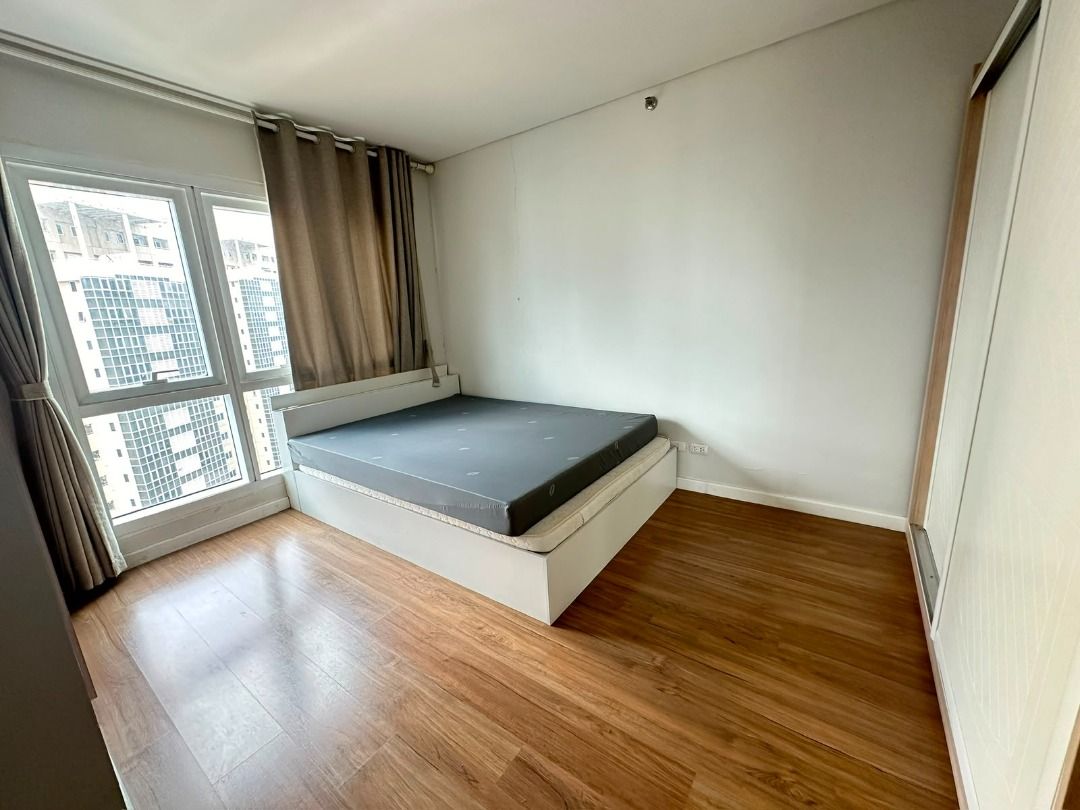 Two Serendra Sequoia 3BR for sale (Category: Apartments & Condos) located in Taguig. Submitted by cynchpaladyap (Listing ID 1457975841, Image 2). Description: For sale: Two Serendra-Sequoia Tower 46th floor 3BR with balcony Masters toilet and bath, regular toilet and bath Maid's room with own toilet and bath 125 sqm 1 parking Php 36M Note: The TV, refrigerator, dining set and small appliances will be pulled out of the unit. FYI For viewings: Cync