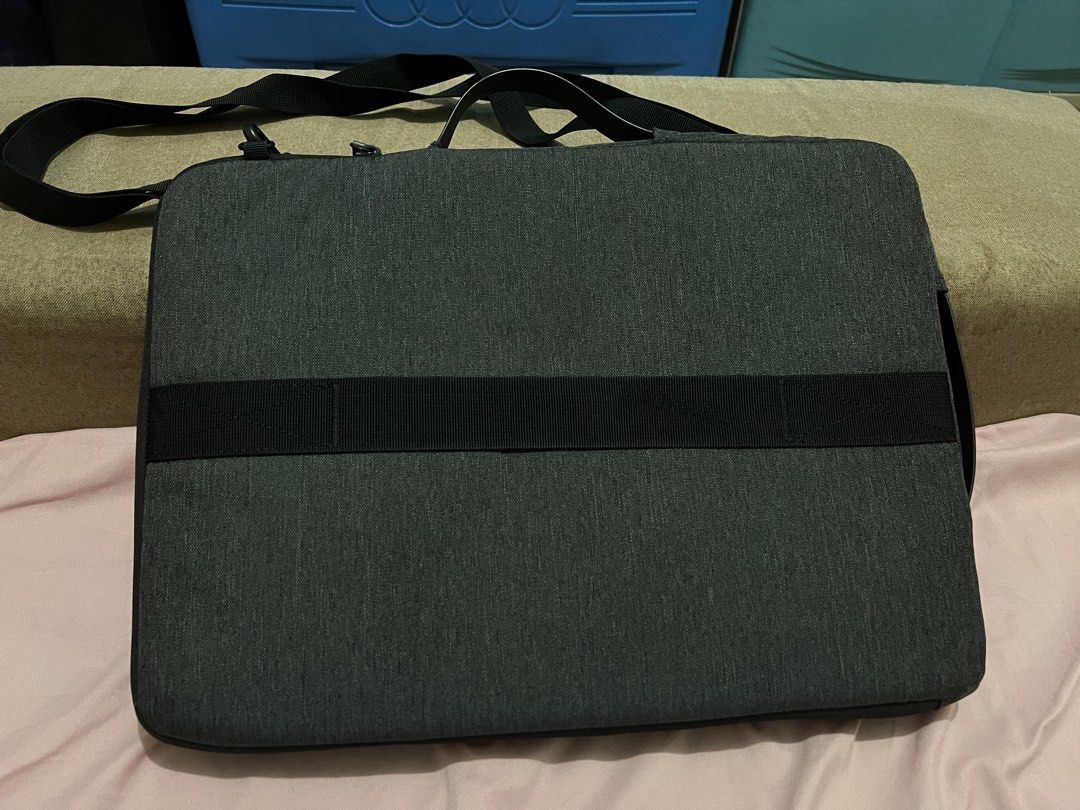 U Elements Equipt Tech 211 Multifunctional Laptop Bag 15-inch (Category: Laptop Bags & Sleeves) located in Manila. Submitted by jovalbarez (Listing ID 1458048658, Image 3). Description: Laptop bag with lots of compartments Brand: U Elements Color: Dark Gray Size: 15 inch Dimensions: 18.5 x 31 cm Thickness: 8.5 cm Material: Polyester Weight: 0.55 kg Volume: 5 L - 2-way side handles - water-repellent - fits up to 15 inch laptops (mine is 17 inch, a