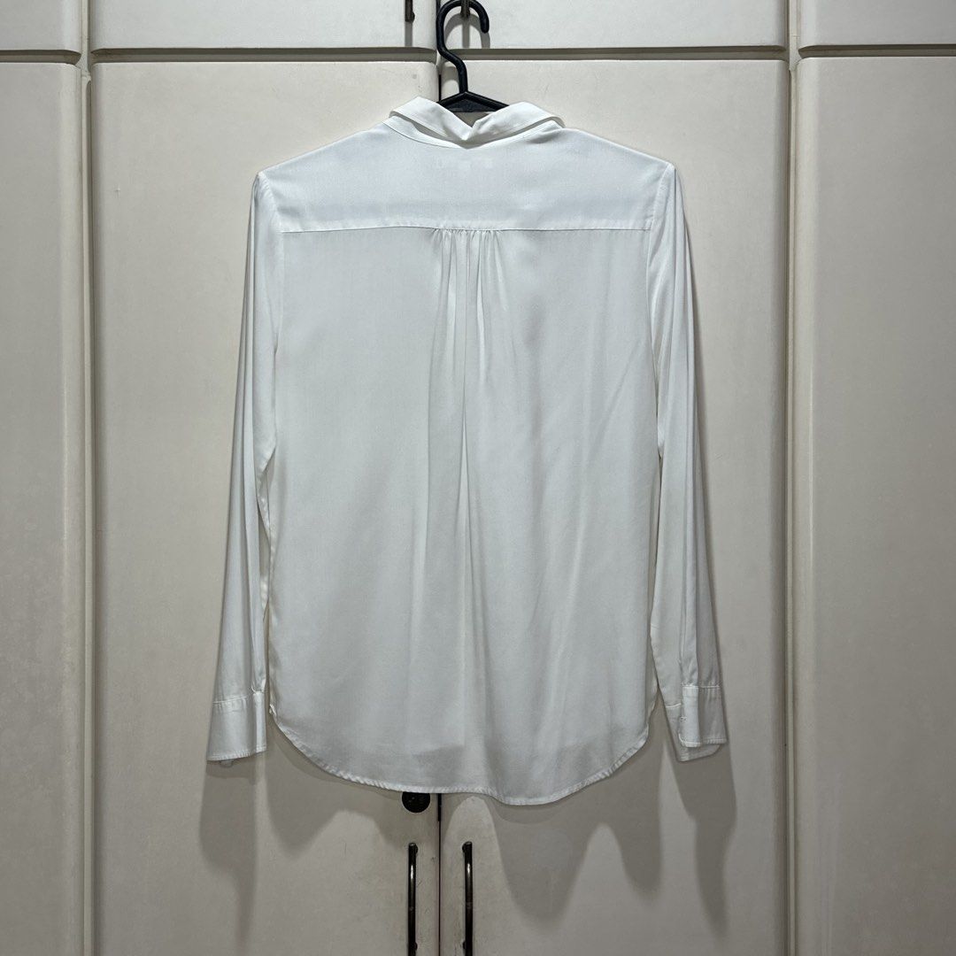 Uniqlo - White Long Sleeve Blouse (Category: Longsleeves) located in Muntinlupa City. Submitted by pickjes (Listing ID 1457913970, Image 2). Description: Brand: Uniqlo Size: Medium Color: White Measurements: • Shoulder - 15” • Chest - 18” • Length side - 21” • Sleeve - 21” Condition: Used with care Minor flaw: blue ink stain on the back of left sleeve (see last photo) Wash tag detached RFS: Decluttering Very nice color, presko, classic versatile 