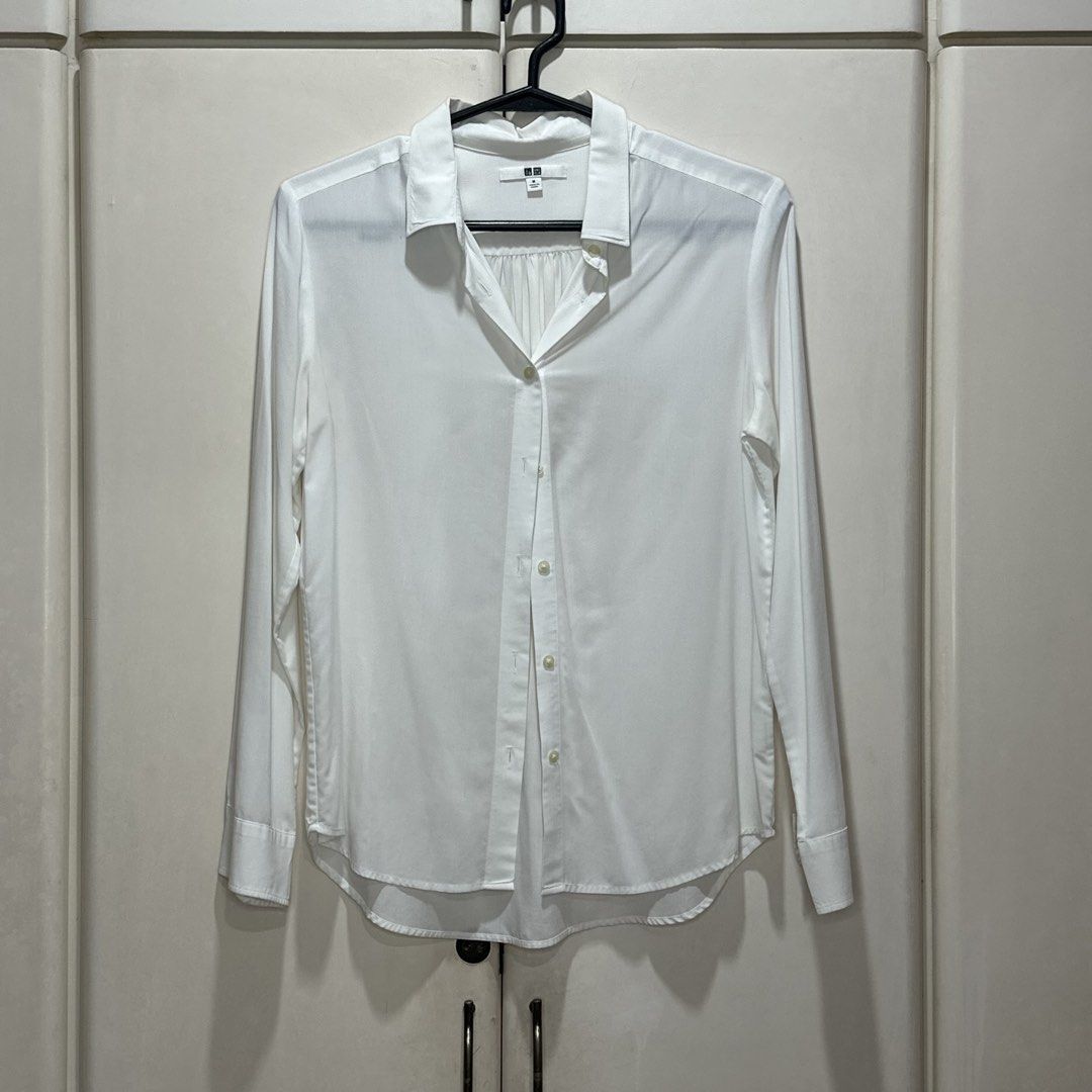 Uniqlo - White Long Sleeve Blouse (Category: Longsleeves) located in Muntinlupa City. Submitted by pickjes (Listing ID 1457913970, Image 1). Description: Brand: Uniqlo Size: Medium Color: White Measurements: • Shoulder - 15” • Chest - 18” • Length side - 21” • Sleeve - 21” Condition: Used with care Minor flaw: blue ink stain on the back of left sleeve (see last photo) Wash tag detached RFS: Decluttering Very nice color, presko, classic versatile 