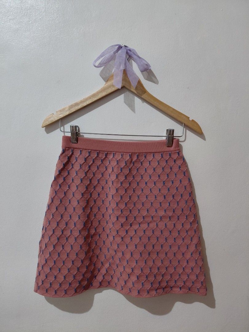 Vero Moda Textured Knit Skirt (Category: Skirts) located in Tarlac. Submitted by wornwardrobe (Listing ID 1458096395, Image 1). Description: Measurements when laid flat: -width: 12" -length: 17.5" Kindly note: This item is currently not on-hand and will be shipped within 7–14 days. Message me to check the next available shipping date! Thank you!.