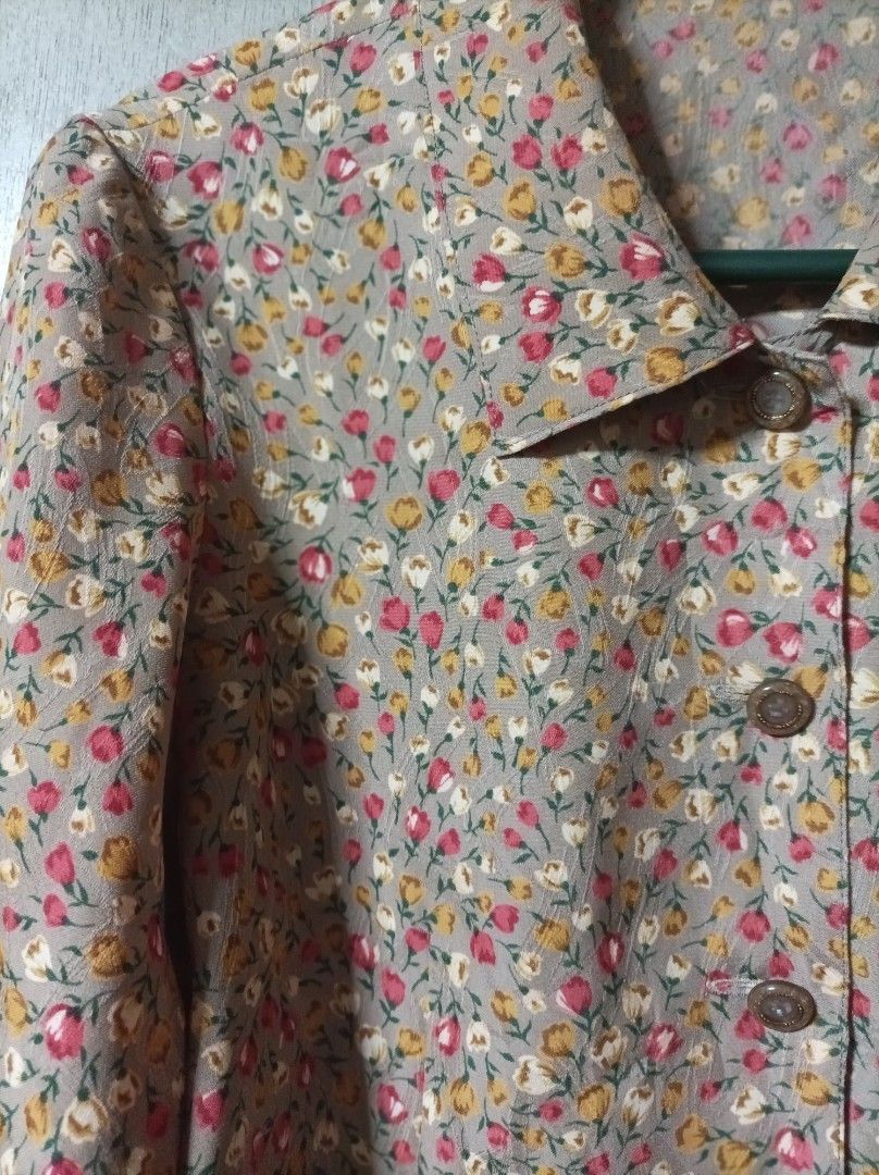 VINTAGE FLORAL BLOUSE (Category: Blouses) located in Makati City. Submitted by jessu_ (Listing ID 1457964512, Image 2). Description: Brown long-sleeve button-down blouse with floral print. Small to medium 2nd photo for closer look Buy 3 + 1 free of your choice from any available listing RFS: Decluttering MOP: GCash or bank transfer.