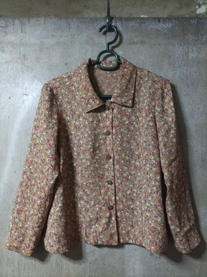 VINTAGE FLORAL BLOUSE (Category: Blouses) located in Makati City. Submitted by jessu_ (Listing ID 1457964512, Image 1). Description: Brown long-sleeve button-down blouse with floral print. Small to medium 2nd photo for closer look Buy 3 + 1 free of your choice from any available listing RFS: Decluttering MOP: GCash or bank transfer.