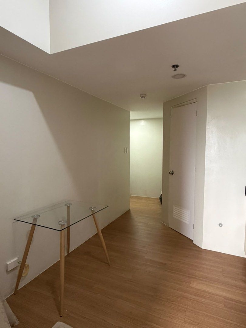 Vista Pointe Katipunan Condo (Category: Apartments & Condos) located in Paranaque City. Submitted by johnrramirez88 (Listing ID 1457979849, Image 3). Description: *Vista Pointe* Location: Vista Pointe by Vista Residences, Katipunan Avenue, Loyola Heights, Quezon City • Walking distance to Ateneo de Manila & Miriam College • ⁠Easy access to shopping malls and restaurants 1 Bedroom with 1 T/B 27.69 sqm 20th Floor No Parking Furnished Unit • 1 Doubl