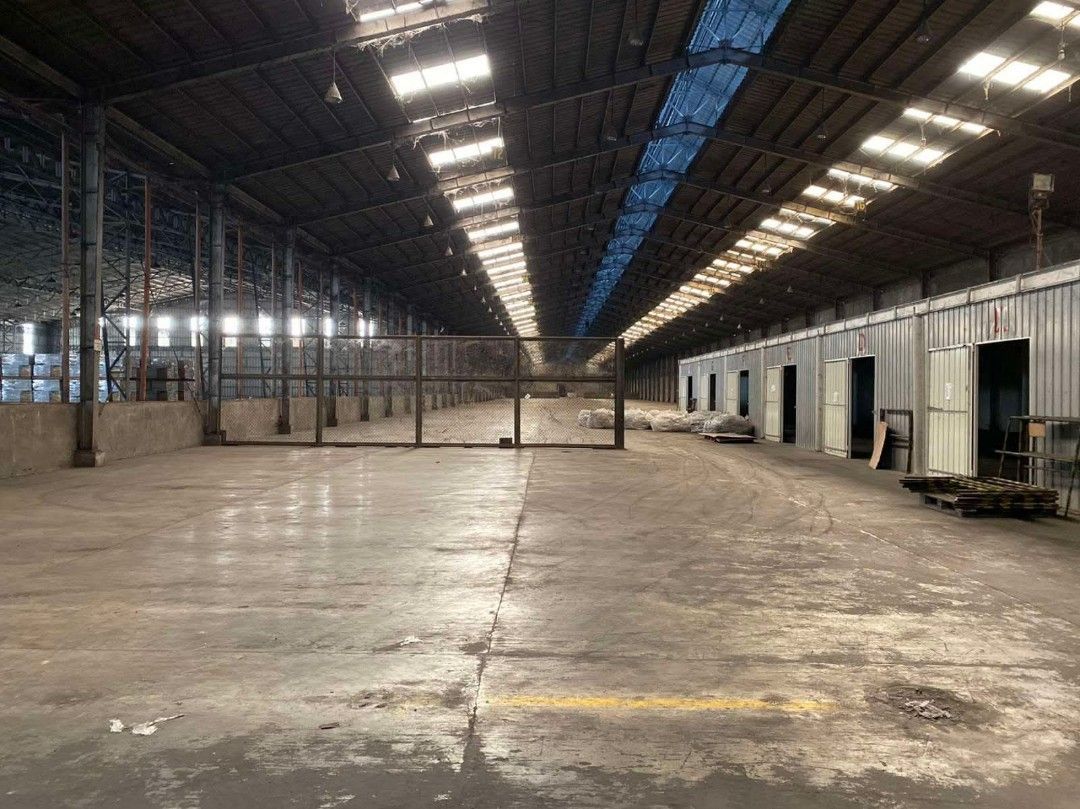 WAREHOUSE IN CAVITE FOR LEASE (Category: Commercial) located in Paranaque City. Submitted by rdsamson_888 (Listing ID 1458074625, Image 3). Description: 𝗪𝗔𝗥𝗘𝗛𝗢𝗨𝗦𝗘 𝗙𝗢𝗥 𝗟𝗘𝗔𝗦𝗘 ‼️ 📍 Location : Silang, Cavite ℹ️ WAREHOUSE 5 - 3,257 SQM ℹ️ CLEAR HEIGHT - 7 METERS 𝗦𝗜𝗧𝗘 𝗙𝗘𝗔𝗧𝗨𝗥𝗘𝗦 ✅ One (1) guard on duty patrolling the area ✅ Parking slots are available on a first come first serve basis ✅ Bathroom near the warehouse entrance ✅