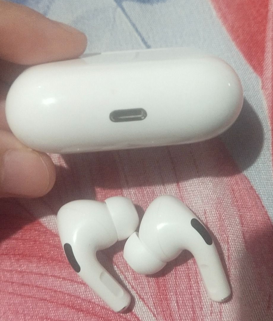 White Earphone (Category: Headphones & Headsets) located in Pasig City. Submitted by bella2024m66494 (Listing ID 1458028488, Image 3). Description: - White charging case for earphones - Small indicator light on the front - Smooth, rounded design fits comfortably in hand - Keeps your earphones charged .
