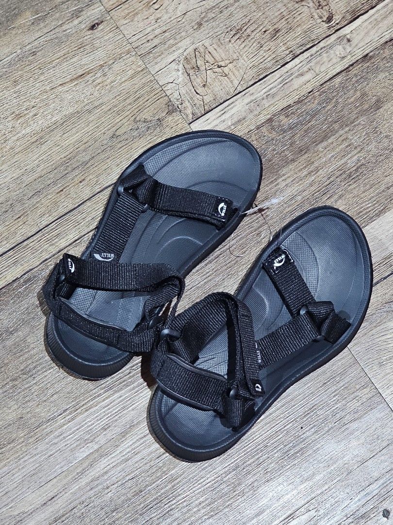 WILLY Black Sport Sandals (Category: Flats & Sandals) located in Manila. Submitted by aawardrobes (Listing ID 1457970519, Image 1). Description: - Black Willy sandals - Adjustable straps for a perfect fit - Comfortable footbed for all-day wear - Ideal for walking and casual outings - Easy slip-on design.
