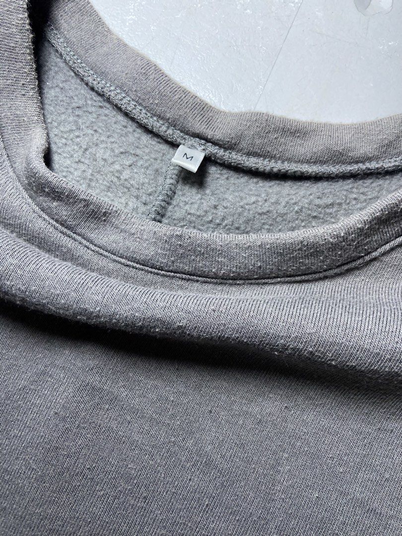 WOMEN OVERSIZE SWEATSHIRT (Category: Coats, Jackets and Outerwear) located in Navotas City. Submitted by classicarrival.ph (Listing ID 1458038522, Image 2). Description: Size: M(on tag) Best fit: L-XL Length: 28 Width: 30 Flaw: none EXCELLENT CONDITION⭐️ .