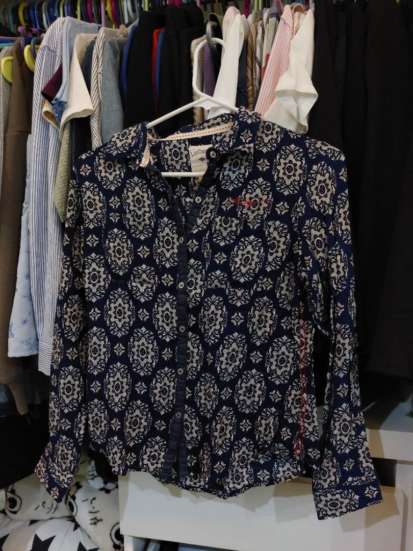 women patterned navy blue button up top long sleeves small (Category: Longsleeves) located in Caloocan City. Submitted by biancstuff (Listing ID 1458031697, Image 1). Description: brand: lee cooper size/fit: small color: navy blue paisley print, patterned material: cotton condition: rarely used mop: gcash mod: lalamove/grab (buyer shoulders sf).