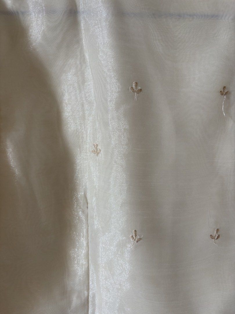 Women's Barong (Medium) (Category: Blouses) located in Marilao. Submitted by hiphipster (Listing ID 1457919699, Image 3). Description: - Three-quarter sleeves - Button-up front - Perfect for formal or semi-formal occasions.