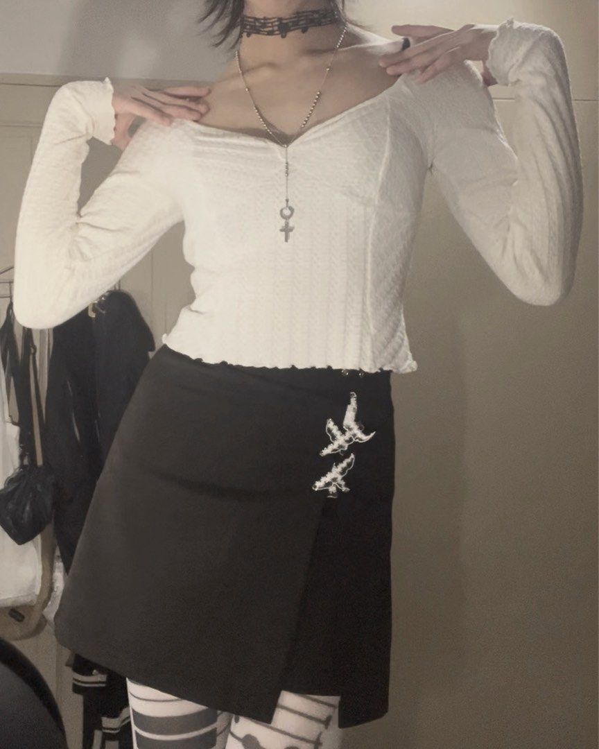 Y2K Low Necklined White Textured Long Sleeve Top with Back Tie (Category: Longsleeves) located in Manila. Submitted by sludgehamm3r (Listing ID 1458053897, Image 1). Description: - White textured long sleeve top - Sweetheart neckline with tie detail at the back - Lettuce hem on sleeves and bottom - Very stretchy.