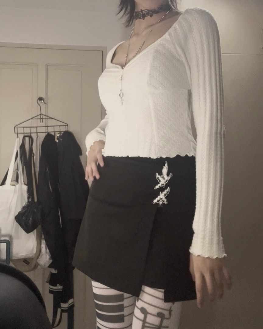Y2K Low Necklined White Textured Long Sleeve Top with Back Tie (Category: Longsleeves) located in Manila. Submitted by sludgehamm3r (Listing ID 1458053897, Image 2). Description: - White textured long sleeve top - Sweetheart neckline with tie detail at the back - Lettuce hem on sleeves and bottom - Very stretchy.