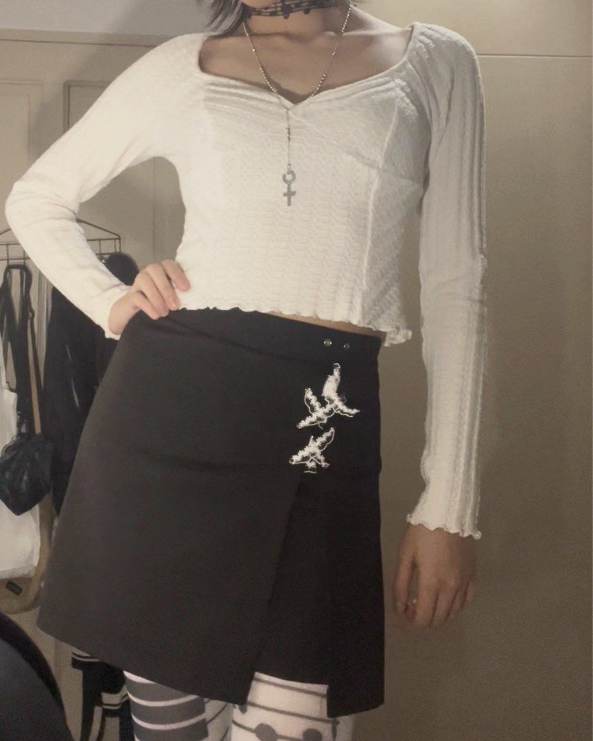 Y2K Low Necklined White Textured Long Sleeve Top with Back Tie (Category: Longsleeves) located in Manila. Submitted by sludgehamm3r (Listing ID 1458053897, Image 3). Description: - White textured long sleeve top - Sweetheart neckline with tie detail at the back - Lettuce hem on sleeves and bottom - Very stretchy.