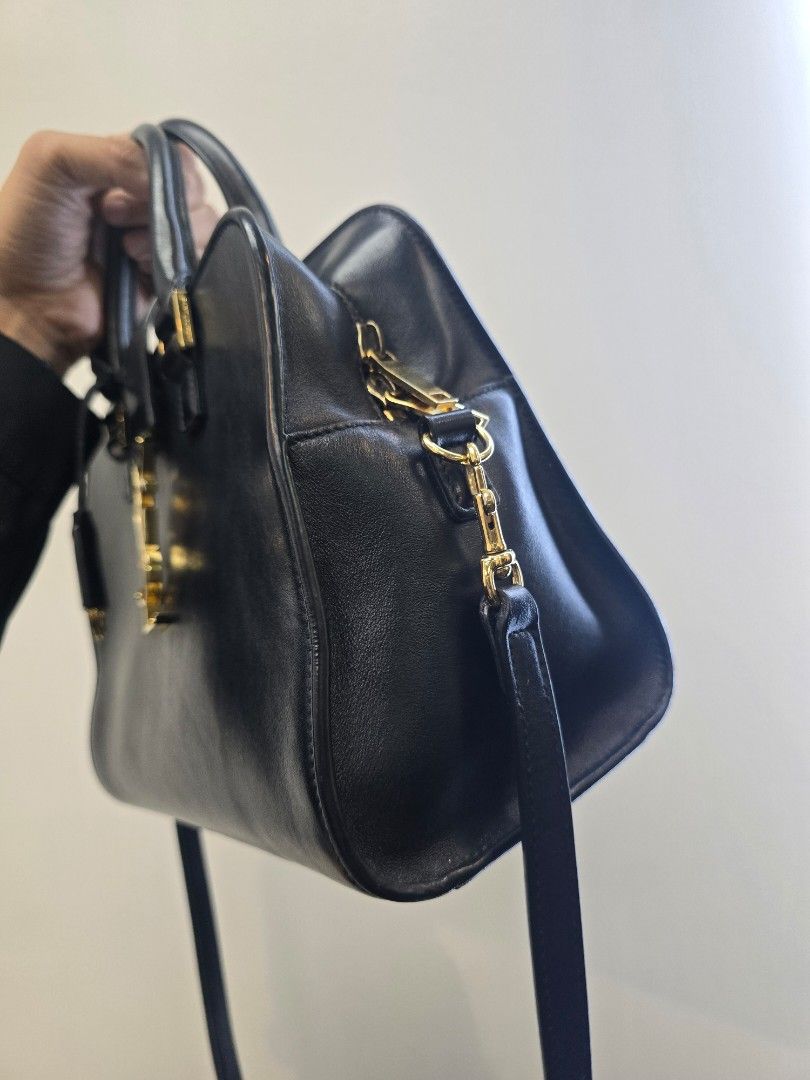 YSL Baby Monogram Black Cabas Bag (Category: Luxury Bags & Wallets) located in Taguig. Submitted by mluxeph (Listing ID 1457921420, Image 3). Description: YSL Baby Monogram Black Cabas Bag ₱ 46,500 Material: Calfskin leather Stamp: FLY568853Y032 Interior: One open pocket and one main compartment Measurements: 10.1”L X 5”W X 7.5”H Handle Drop: 3" Hardware: Gold tone Inclusions: Removable strap.