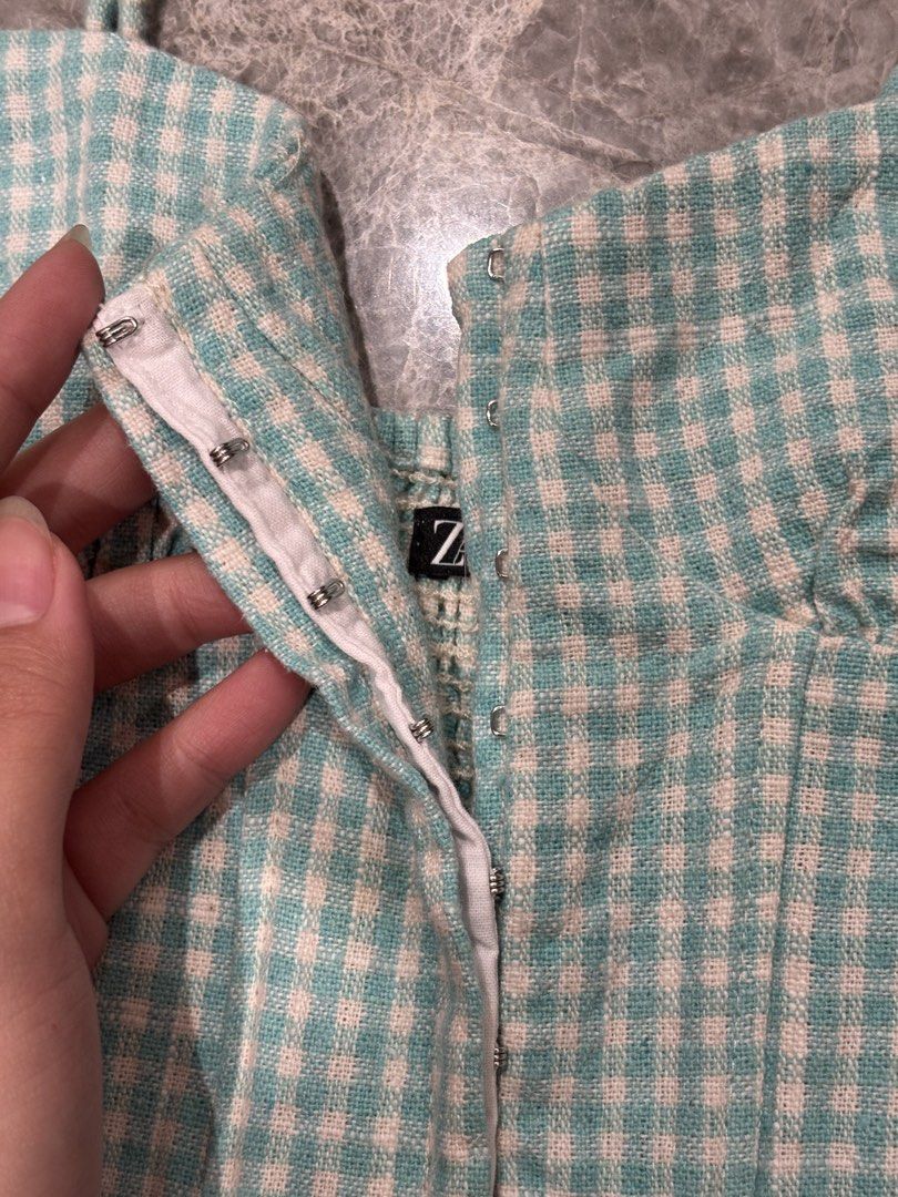 Zara Gingham Corset Top (Category: Sleeveless) located in Bacoor. Submitted by paupauty (Listing ID 1458037501, Image 3). Description: - (Pre-loved) Zara Corset Top - Adjustable Strap - Smocking detail at back - Price negotiable RFS: Doesn’t fit me na around the bust area.