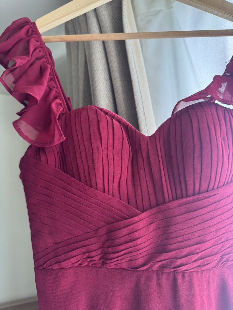 Zeta Wine Red Long Custom Dress (Category: Evening dresses & gowns) located in Quezon City. Submitted by lynylynn (Listing ID 1457927751, Image 2). Description: Used once. Super pretty when worn..