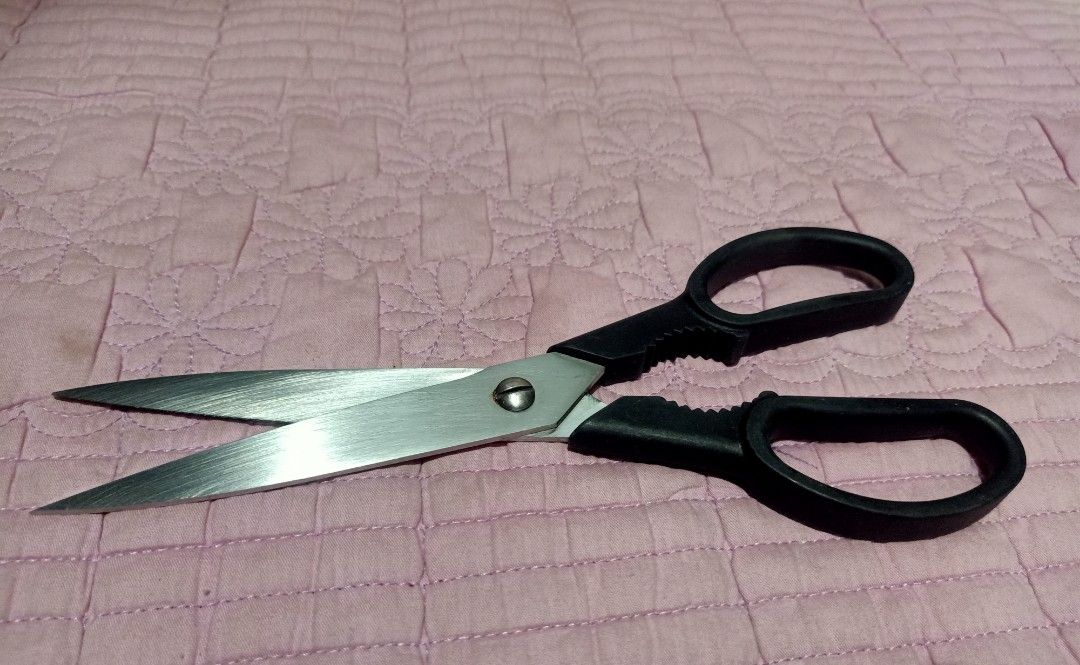 Zwilling j.a henckels scissors (Category: Dinnerware & Cutlery) located in Pasig City. Submitted by urdal01 (Listing ID 1458026121, Image 3). Description: zwilling j.a henckel scissors goodcondition/surplus sharp.