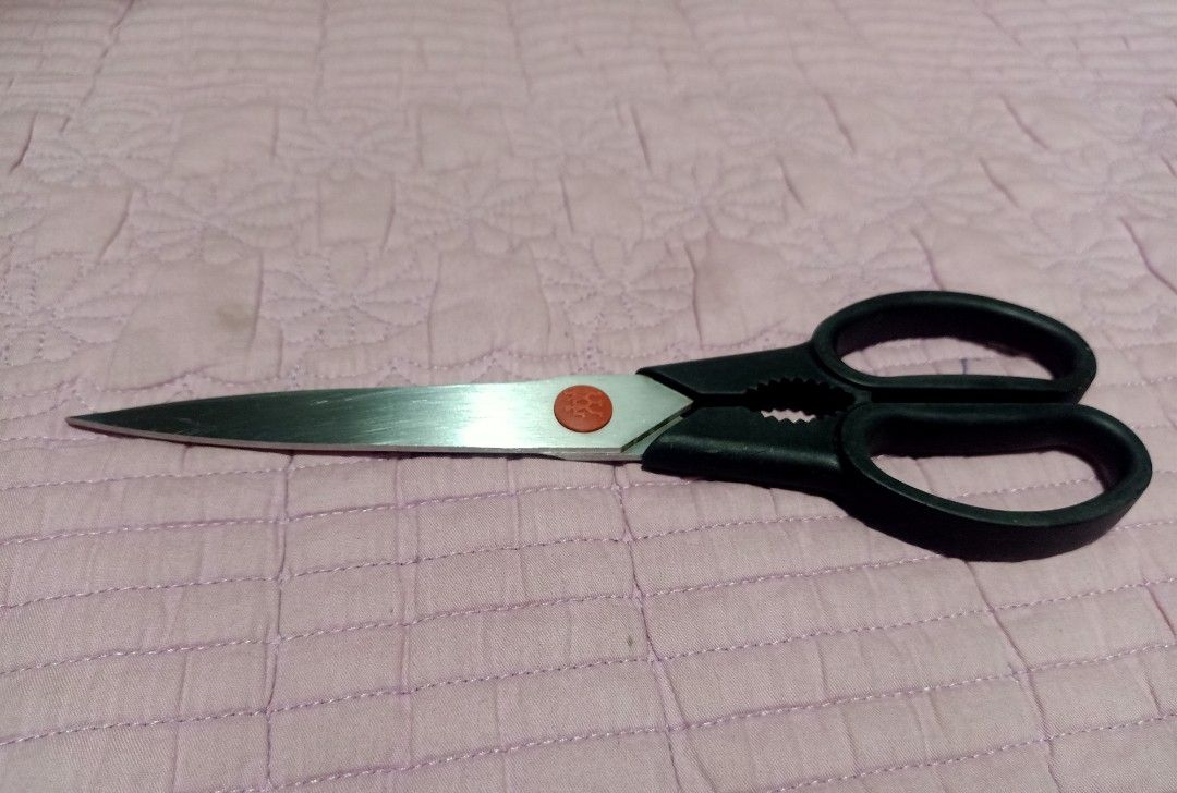 Zwilling j.a henckels scissors (Category: Dinnerware & Cutlery) located in Pasig City. Submitted by urdal01 (Listing ID 1458026121, Image 1). Description: zwilling j.a henckel scissors goodcondition/surplus sharp.