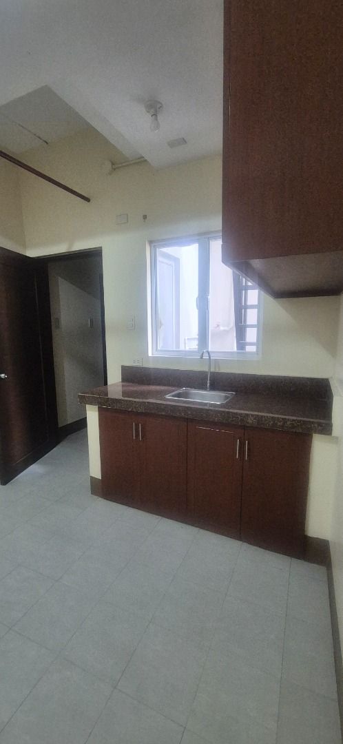 1-BR unit Kapitolyo Pasig near BGC Ortigas (Category: Apartments & Condos) located in Pasig City. Submitted by eproperties (Listing ID 1458171808, Image 2). Description: 1 bedroom unit for rent in centrally-located Kapitolyo Pasig, on a 3-story residential building. Own kitchen, bathroom and 1 bedroom. Clean, quiet and safe. Walking distance to Capitol Commons. Near Megamall, Shangri-la, Ortigas, Pioneer, Greenfield district. 7 minute drive to BG