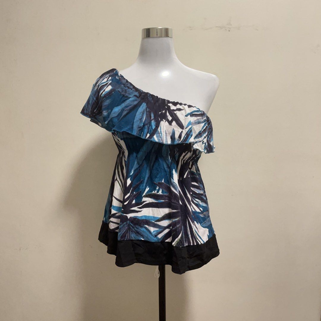 2000s y2k sleeveless blue one shoulder top (Category: Blouses) located in Manila. Submitted by ppomprin (Listing ID 1458200222, Image 1). Description: 𑣲 stretchy off shoulder top 𑣲 lightweight fabric 𑣲 can fit small-med 𑣲 no flaws 𑣲 payment via gcash qr.