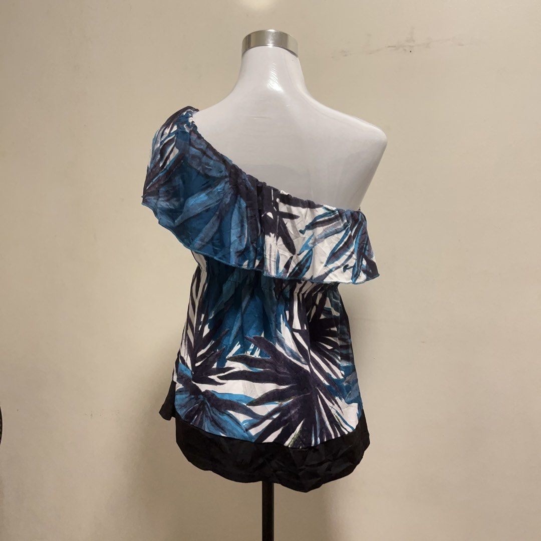 2000s y2k sleeveless blue one shoulder top (Category: Blouses) located in Manila. Submitted by ppomprin (Listing ID 1458200222, Image 2). Description: 𑣲 stretchy off shoulder top 𑣲 lightweight fabric 𑣲 can fit small-med 𑣲 no flaws 𑣲 payment via gcash qr.