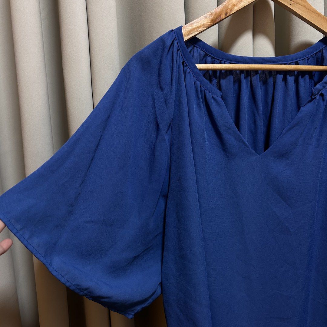 2XL Blue V-neck Batwing Sleeve Top (Category: Blouses) located in Rizal. Submitted by from99abovecloset (Listing ID 1458116102, Image 2). Description: CODE:045 Size: 2XL Armhole (laid flat):14” Bust (around): 52” Length (laid flat): 30” Soft poly | loose | like new.