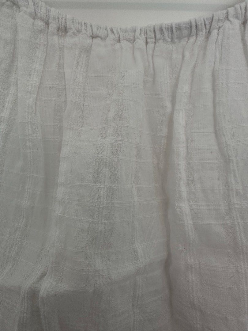 白色格仔泡泡袖短款上衣 （分類：T-shirt）位於 Hong Kong。 由 wings.wardrobe 提交（商品編號 1458184503，圖片 3）。簡介： 呢件白色泡泡袖上衣好鬼馬，著上身好有夏日感。格仔紋好特別，唔係普通嘅淨色。袖口同衫腳都有橡筋位，著得舒服又修飾身形。短款設計，襯高腰褲或者裙一流。。