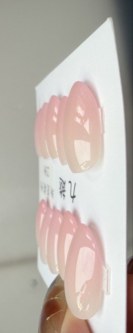 建構漸變色美甲貼片 （分類：指甲美容＆其他）位於 Hong Kong。 由 mireneper 提交（商品編號 1458188782，圖片 3）。簡介： 呢排好興嘅漸變色甲片，有兩款長度。一盒有10對，夠用好耐。自己喺屋企都可以做到靚靚指甲。買多咗所以放。。