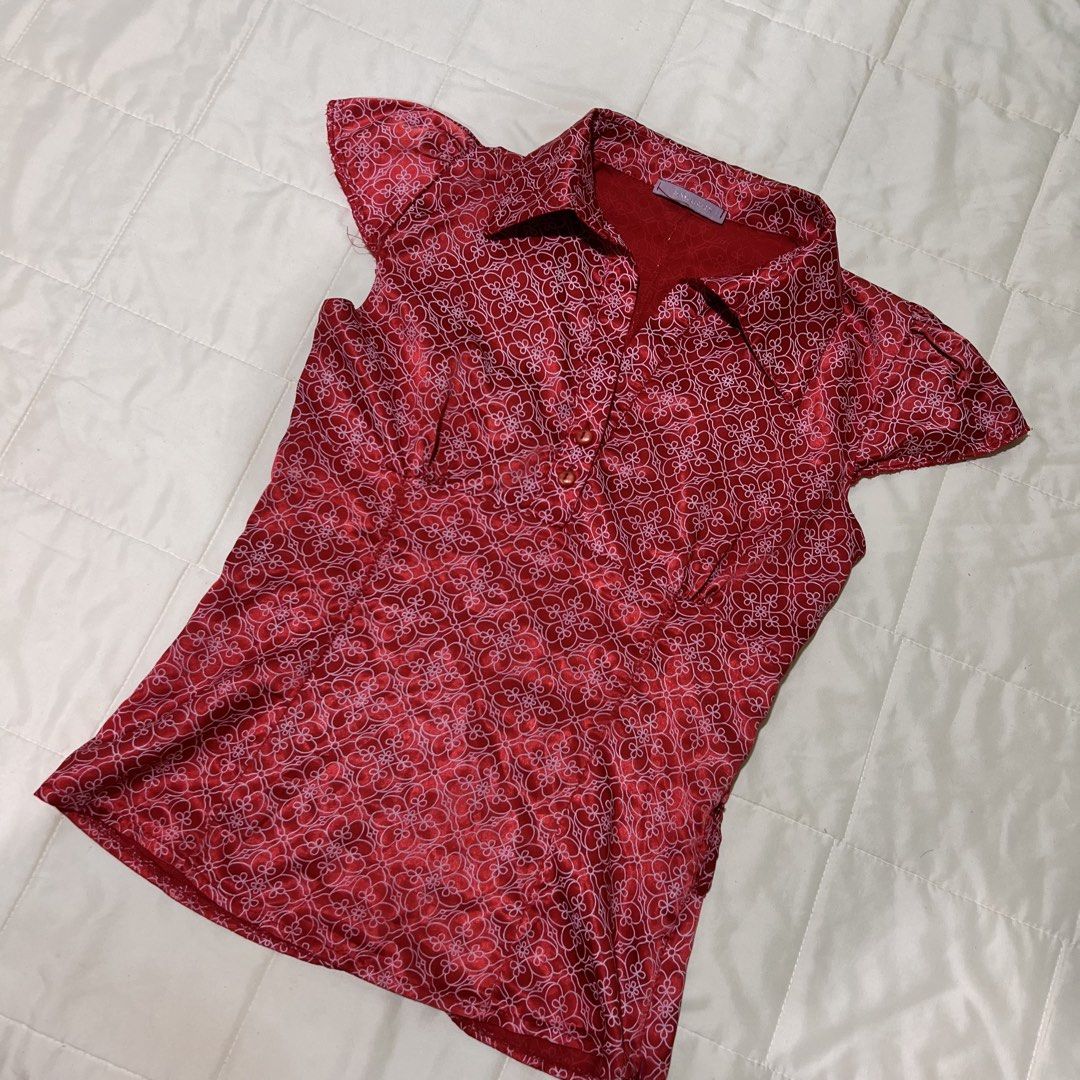 𐙚 exit italia red cap-sleeve polo shirt featuring an all-over white and pink geometric pattern (Category: Blouses) located in Roxas City. Submitted by plumpop_ (Listing ID 1458245424, Image 3). Description: l - 24.5” from the top neckline bust - 33” condition: 10/10 size: s-m (best fit med) .