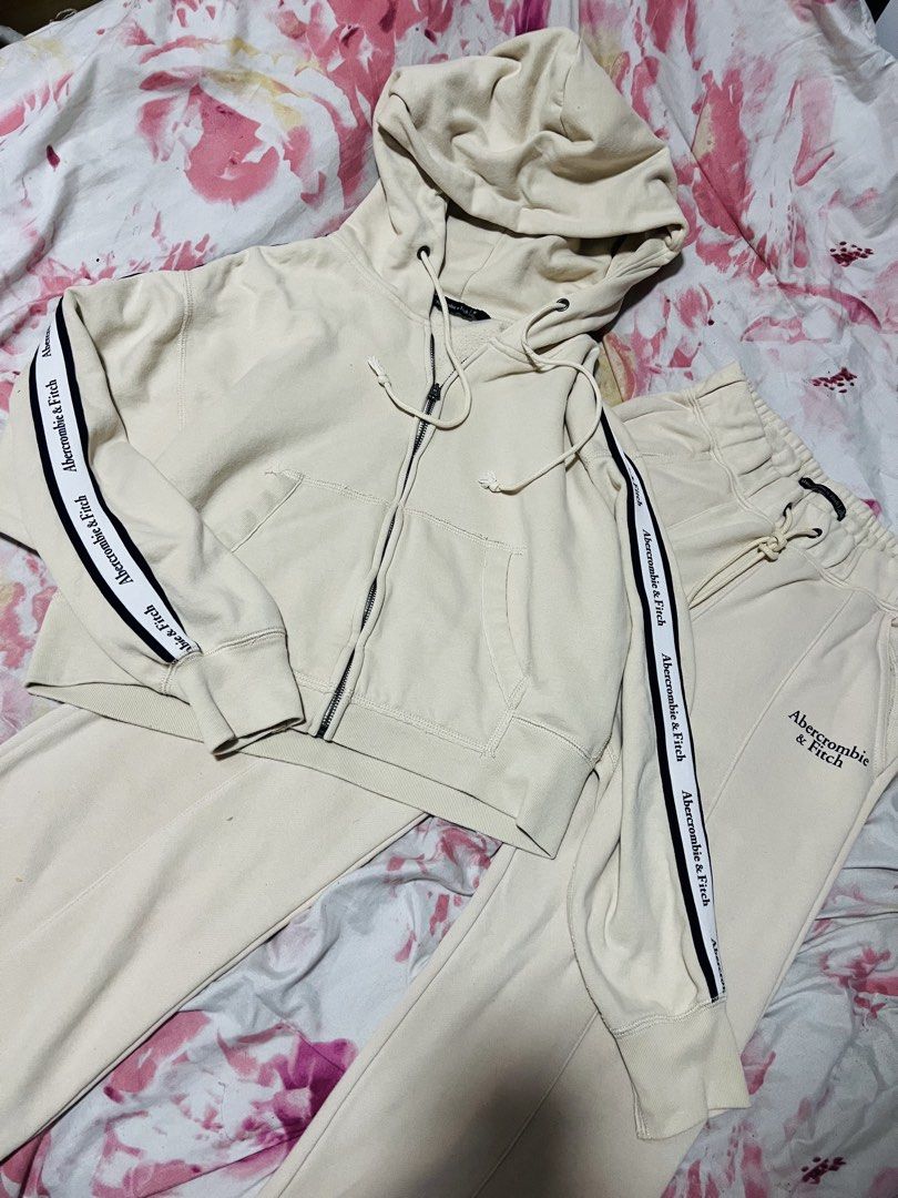 Abercrombie sport set (Category: Sets or Coordinates) located in Manila. Submitted by gee0505 (Listing ID 1458284943, Image 3). Description: Srp 3800 plus Seldom used Best fit med Small- L can fit.