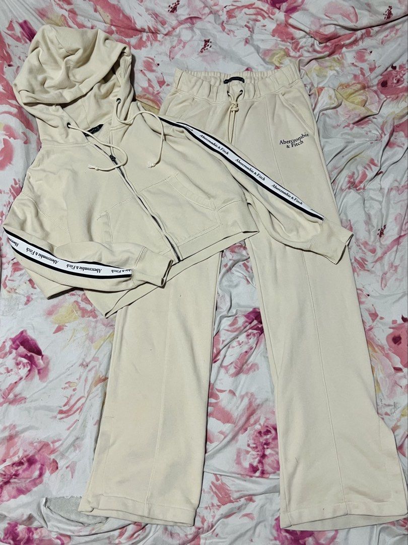 Abercrombie sport set (Category: Sets or Coordinates) located in Manila. Submitted by gee0505 (Listing ID 1458284943, Image 2). Description: Srp 3800 plus Seldom used Best fit med Small- L can fit.