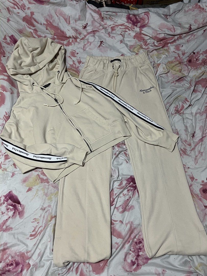 Abercrombie sport set (Category: Sets or Coordinates) located in Manila. Submitted by gee0505 (Listing ID 1458284943, Image 1). Description: Srp 3800 plus Seldom used Best fit med Small- L can fit.