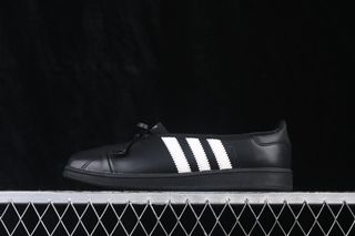 (Category: ) located in . Submitted by outlet.sneaker.shop (Listing ID 1458103366, Image 1). Description: .