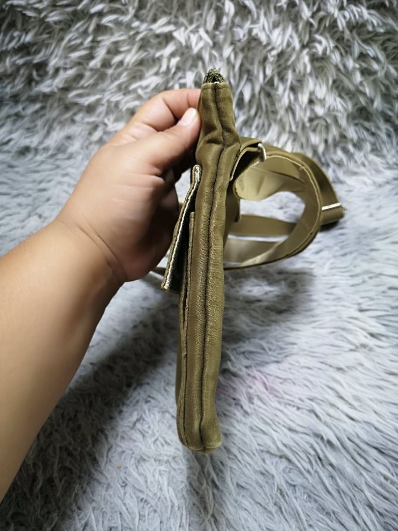 Adjustable Shoulder Strap Crossbody Bag (Category: Cross-body Bags) located in Santa Cruz. Submitted by jmy_surplus.2 (Listing ID 1458293890, Image 3). Description: Size ; L - 9 W - 6.2 Color ; Olive Green Type ; Crossbody Bag Brand ; No brand Material ; Nylon Style ; Zipper Closure Travel Crossbody Bag LR 164 JMY 5 Batch #216.