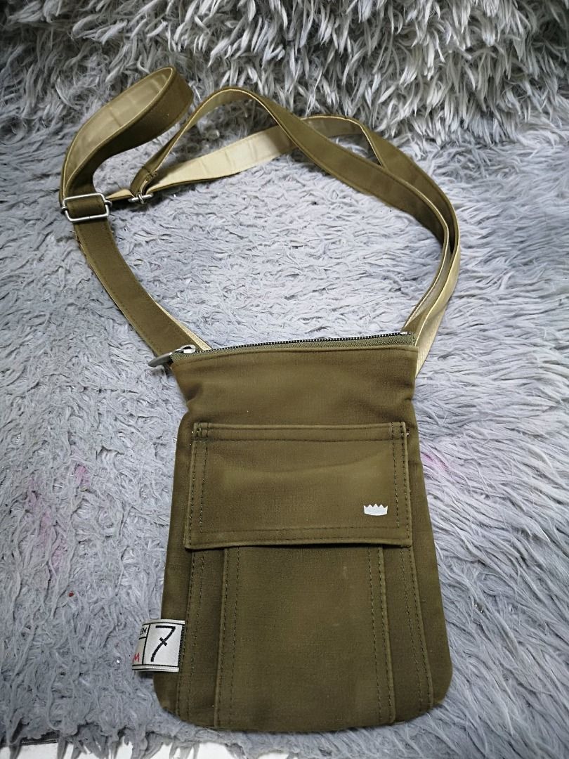 Adjustable Shoulder Strap Crossbody Bag (Category: Cross-body Bags) located in Santa Cruz. Submitted by jmy_surplus.2 (Listing ID 1458293890, Image 1). Description: Size ; L - 9 W - 6.2 Color ; Olive Green Type ; Crossbody Bag Brand ; No brand Material ; Nylon Style ; Zipper Closure Travel Crossbody Bag LR 164 JMY 5 Batch #216.