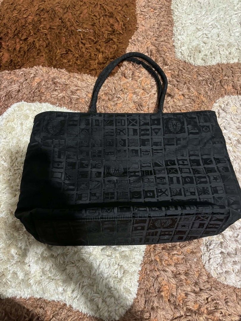 Alviero Martini (Category: Luxury Bags & Wallets) located in Daet. Submitted by jemotovlog28 (Listing ID 1458223030, Image 2). Description: - Stylish black tote bag with a unique all-over international flag print. - Spacious main compartment for all your essentials. - Includes a convenient zippered pocket inside for secure storage. - Durable and sturdy handles for comfortable carrying. - Ideal for everyday use, errands, or your next travel advent