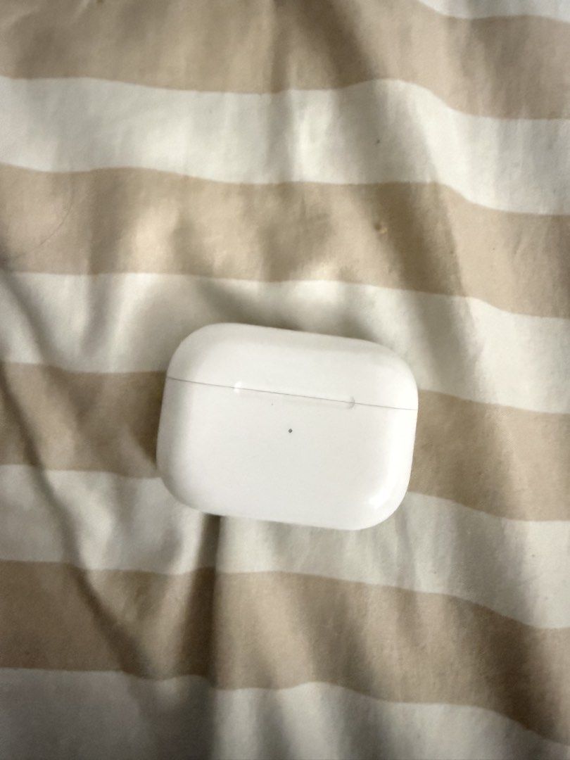 Apple AirPods Pro (2nd generation) Charging Case (Category: Headphones & Headsets) located in Dagupan City. Submitted by kleinsings17304 (Listing ID 1458096919, Image 1). Description: - Airpods pro 2 - Fully functional, works perfectly - Minor signs of use, no major scratches or damage .