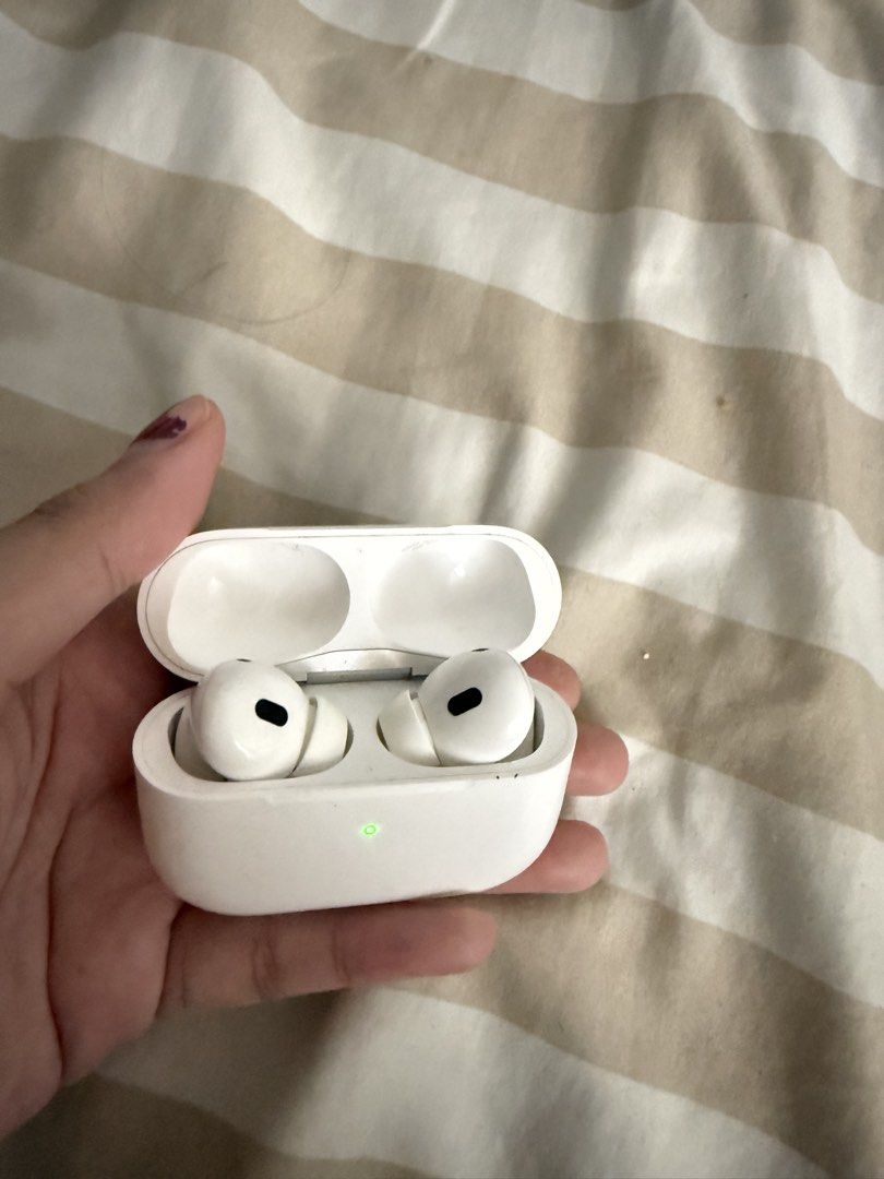 Apple AirPods Pro (2nd generation) Charging Case (Category: Headphones & Headsets) located in Dagupan City. Submitted by kleinsings17304 (Listing ID 1458096919, Image 2). Description: - Airpods pro 2 - Fully functional, works perfectly - Minor signs of use, no major scratches or damage .